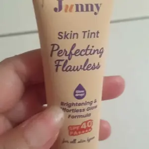 JUNNY - Skin Tint Perfecting Flawless 30gr, Natural tone-up daycream, Glow Drop, UV-filter, sunscreen moist | B3 Niacinamide + calming, centella asitica + arbutin | Mencerahkan, tidak menyumbat pori, Cocok Semua Jenis Kulit