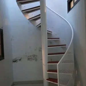 Tangga Putar Pijakan Kayu Kamper Motif Plat Porforated Desain Modern untuk Ruang Hemat