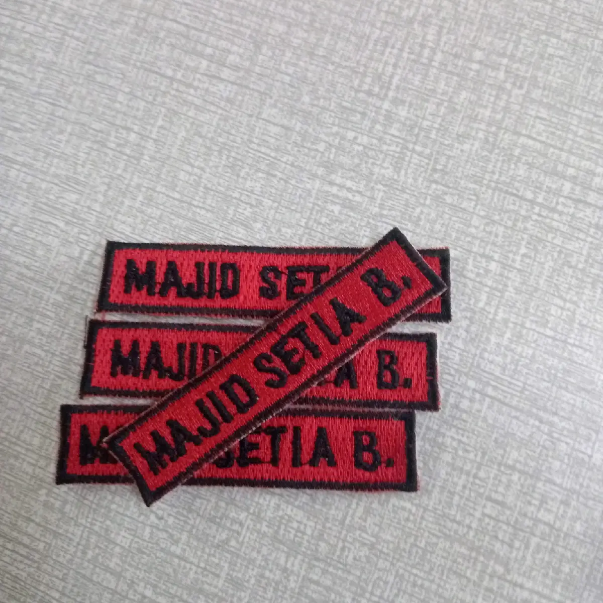 papan nama warna merah untuk seragam sekolah smp dan sma