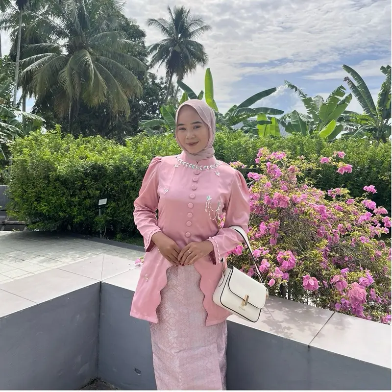 Rose gold + rok songket