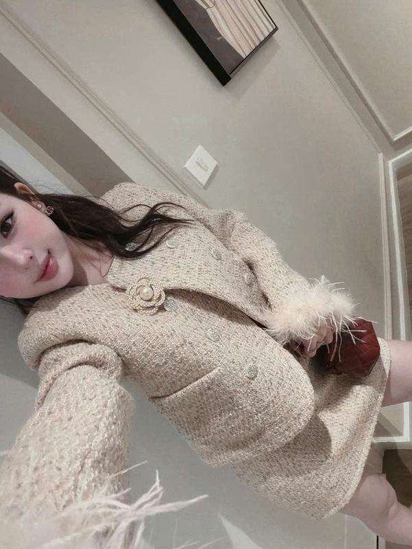  SET ÁO KHOÁC DẠ TWEED HỒNG NHẠT DÁNG NGẮN CHÂN VÁY A ĐÍNH HOA DẠ TWEED CAO CẤP PHỐI LÔNG TAY SANG TRỌNG - LIING 
