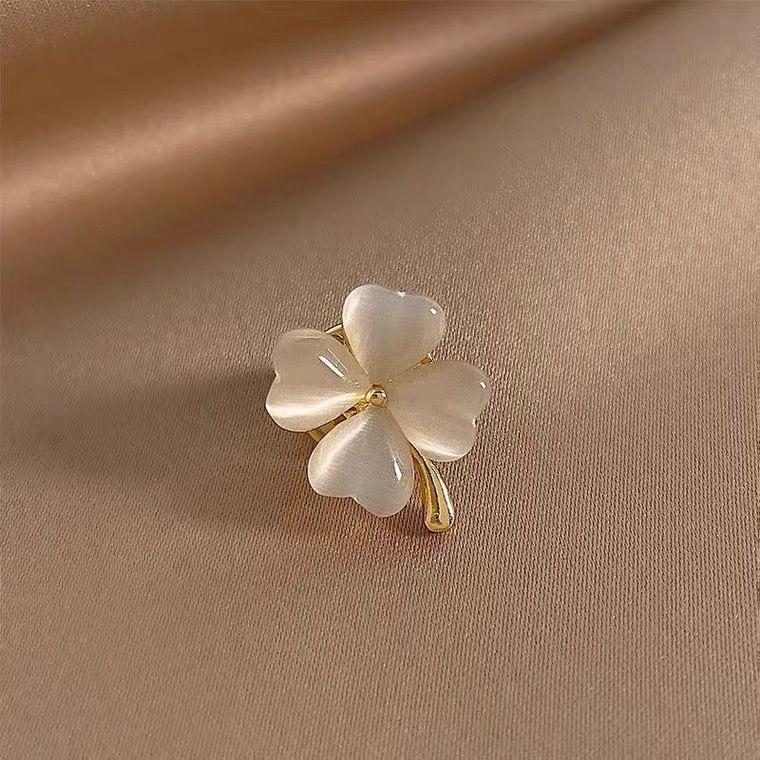 Product Introduction of V-Neck Anti-Exposure Buckle Brooch for Women 4