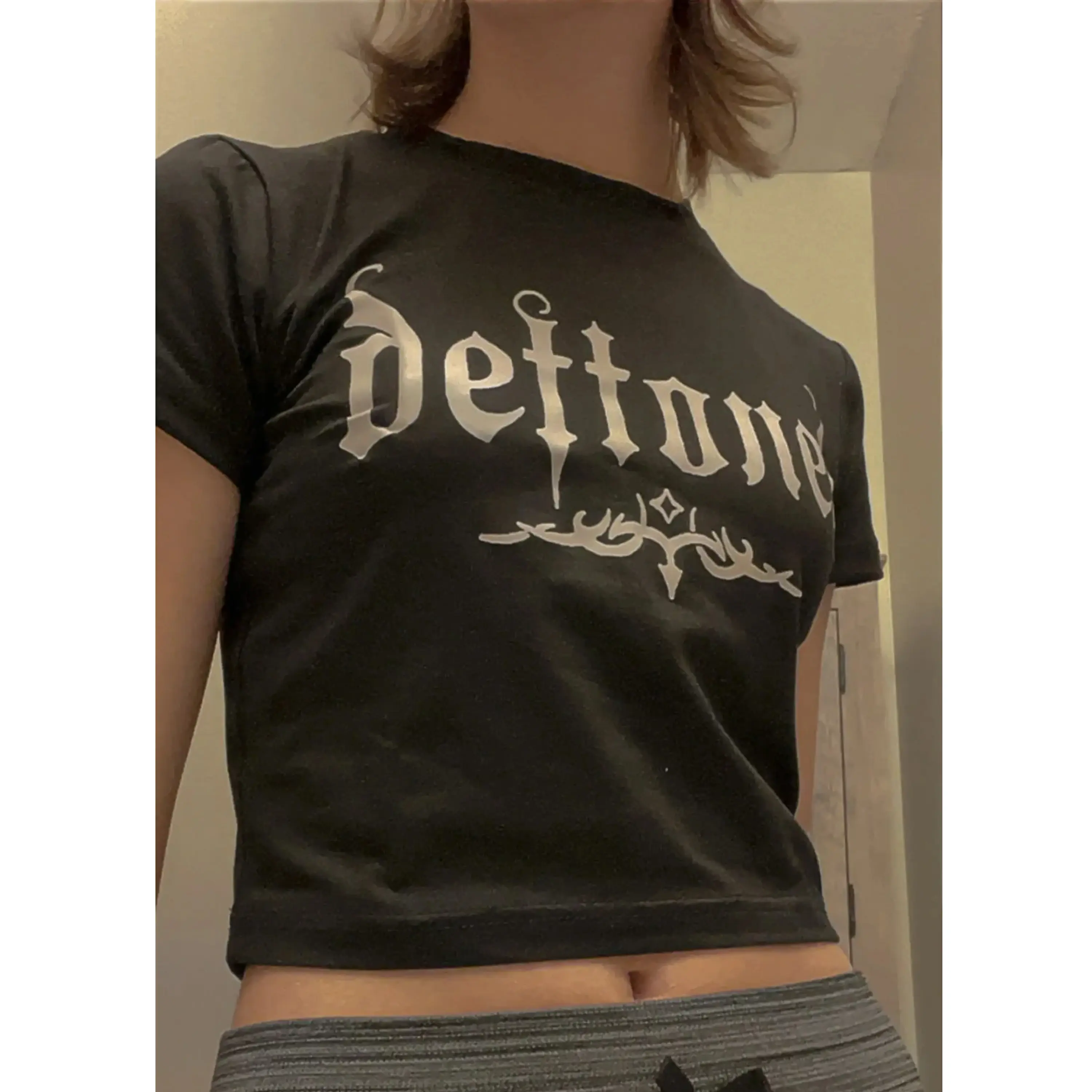 [AVICA] CROP TOP DEFTONES LOGO GOTH GIRL STYLE SLIM FITTING Combed High Baju Pendek Tee Wanita