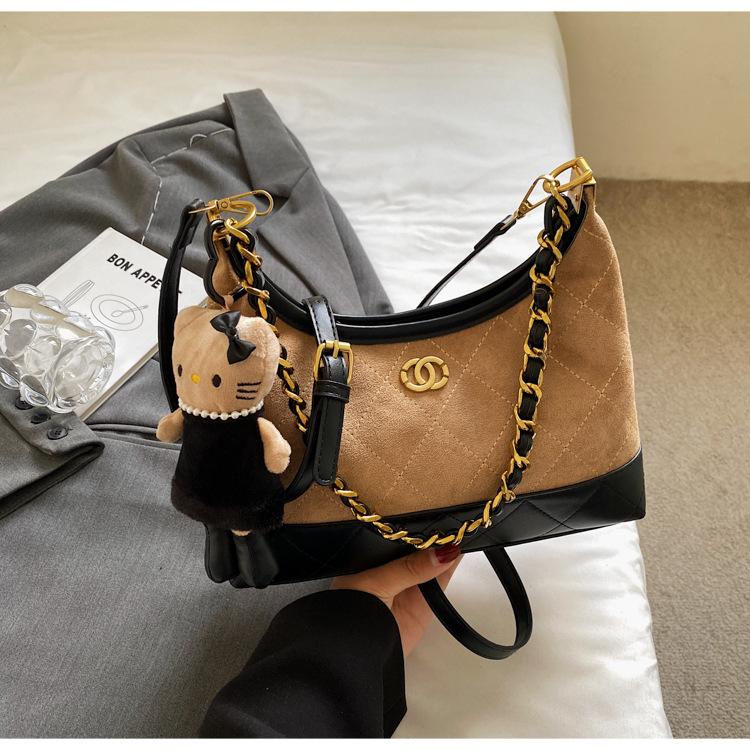 Túi Xách Nữ Da Lộn Quảng Châu Cao Cấp – Thiết Kế Dây Xích Sang Trọng Kèm Móc Gấu Dễ Thương T909