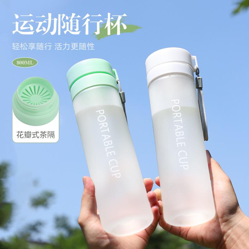 Bình nước thể thao bán sỉ, bình nhựa trong suốt dung tích lớn dùng ngoài trời, dễ mang theo với tay cầm và bộ lọc trà, có thể tùy chỉnh.