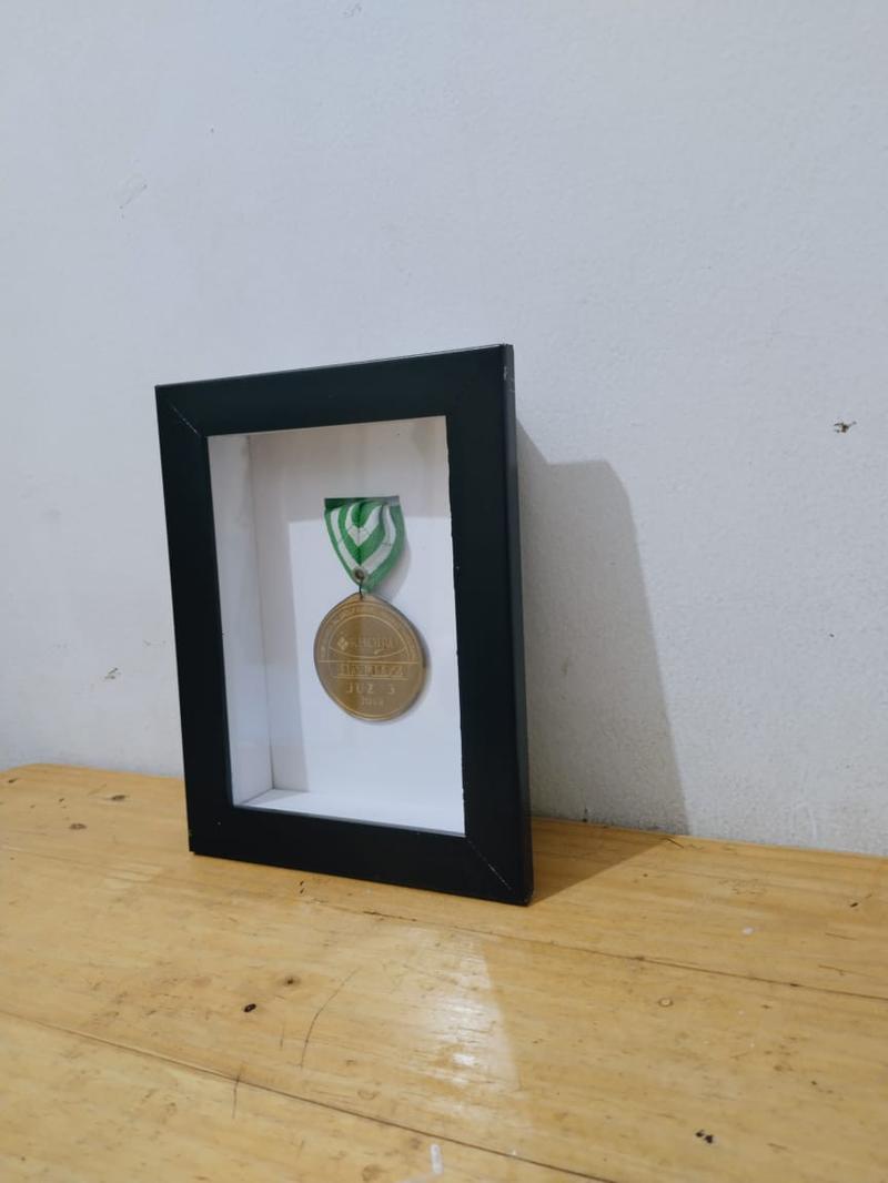 Product Introduction of Frame Medali  Kaca  Bingkai Medali  Modern Hitam  Satu Sisi Dipasang di Dinding Kado 7