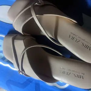 Mrs. Zura - Sandal Selop Heels Wanita Dewasa Hak 3cm Antislip Desain Elegan Bahan Kulit Sintetis Sol Non-slip Nyaman untuk Acara Formal dan Kasual