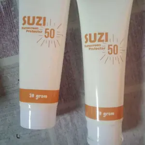 SUZI 50 SUNSCREEN PROTECTOR Sunblock | 30GR Untuk Membantu Melindungi kulit dari sinar UV, Membantu menyamarkan noda hitam, menjaga kelembapan kulit