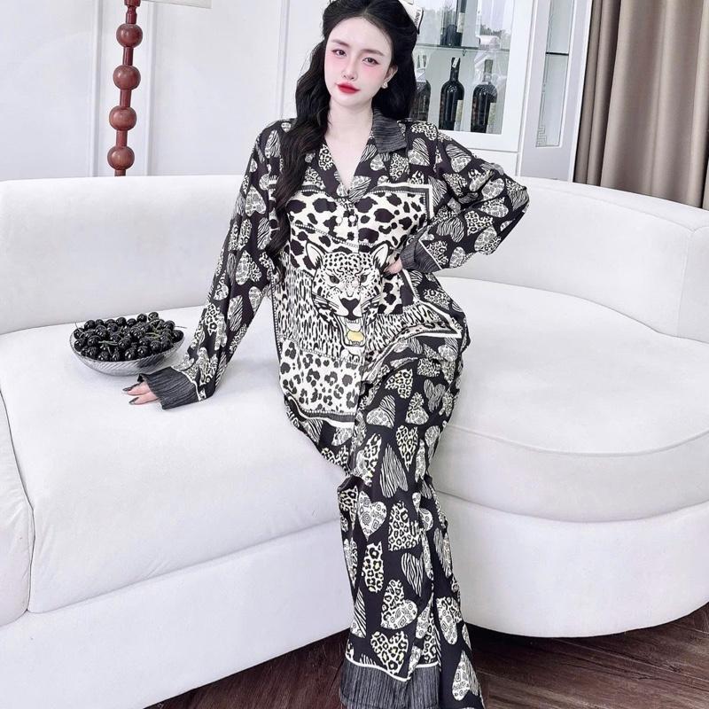 Đồ bộ pijama lụa latin cổ vest , nút bọc vải in hoạ tiết con cọp beo  sang trọng có bigsize đến 90kg