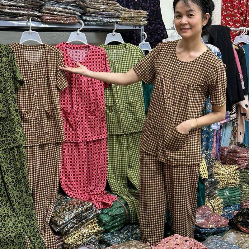 Bộ thun solen tay ngắn từ 30-63 kg cho bà người trẻ dưới 50 tuổi tới tầm 80Kg. Hàng có 5 số từ 1-5 vòng 1 áo từ 84-105 cm . Quần 9 tất ống suông từ 20-23 cm. Áo có 2 túi có ráp đô dún ngực xẻ tà 2 bên