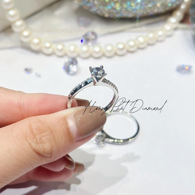[ Hoàng Phát ] Trang Sức Nhẫn Bạc Ý 925 Một Hột 4 Chấu Cao X.o.à.n Nam Mỹ Đai Chạm Máy Xen Chạm Tấm Xi Kim (N177)