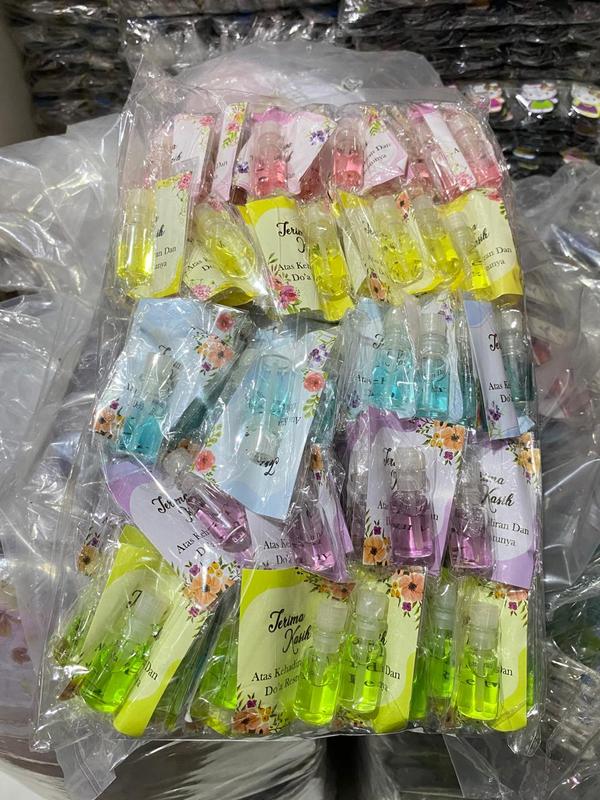 TERBARU 50 pcs dan 100 pcs souvenir pernikahan parfum kemasan plastik alas motif , minyak wangi 3ml 2