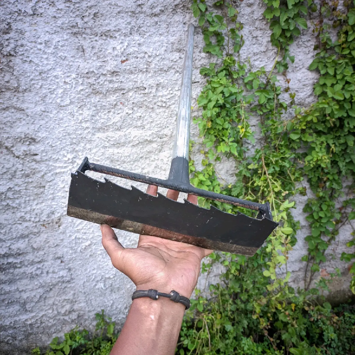 Cangkul Garuk Rumput Gulma Gagang Pipa Besi 1 Meter-Cangkul Penyiang Rumput EX Gergaji Selendang 2in1