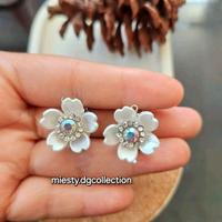 Anting Semanggi Putih