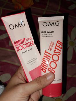 Product Review of OMG Oh My Glow - Bright Booster Glow Kit Paket Perawatan Wajah untuk Kulit Tampak Glowing, Mencerahkan, Tampak Sehat, Menjaga Skin Barrier, Mengandung Niacinamide , Peptide, Vitamin C - Sabun Pembersih Wajah, Moisturizer, Sunscreen from B**a t**a a**r 0