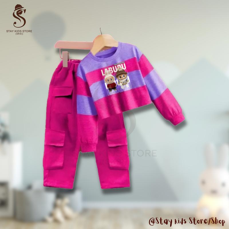 Baju Labubu Anak Perempuan 3-12 Tahun Viral 2025, Kaos oblong salur Bahan BabyTerry, Nyaman dan Gaya untuk Aktivitas Sehari-hari | Stelan baju anak viral | Pakaian anak lucu motif bergaris kekinian | Fashion anak trendy | Otfit labubu celana cargo modis 4