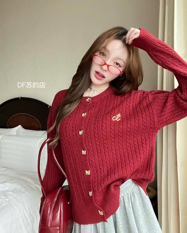 Áo Khoác Len Kiểu Tay Dài Khuy Cúc Cài Hình Nơ Kim loại Màu Vàng Sáng Chất Lông Thỏ Cổ Tròn Phối Hoạ Tiết Vặn Thừng Hình Thêu Sắc Nét  Xinh Chị Em Cam Closet Women Top Nữ