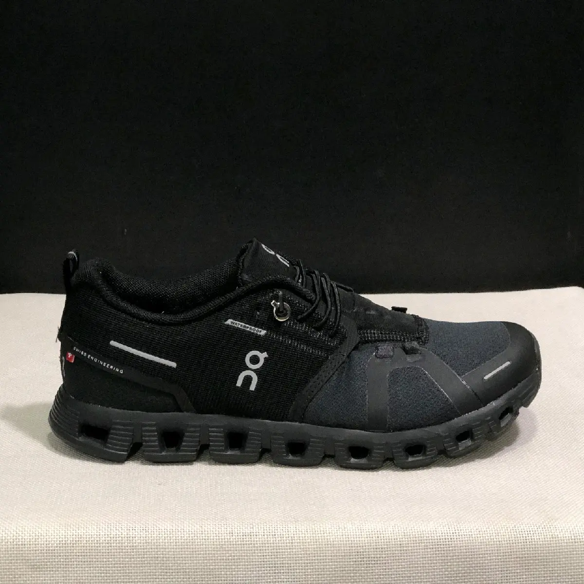 SEPATU ON CLOUD 5 TRIPLE BLACK