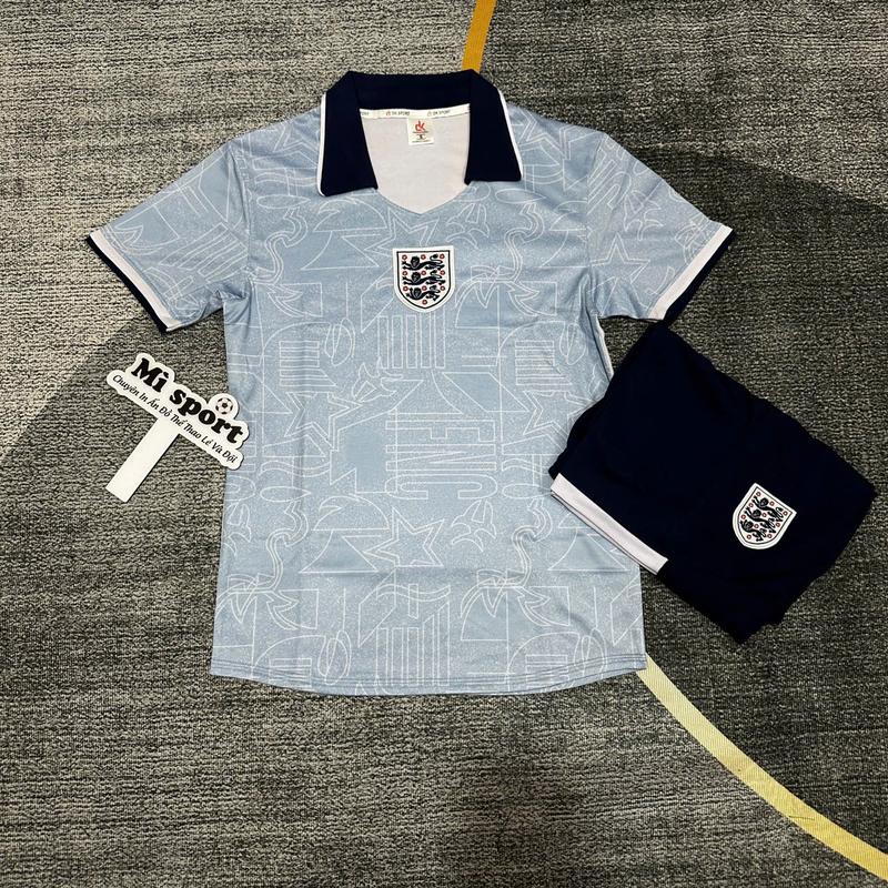 Bộ quần áo bóng đá Anh xanh có cổ 25 26. Vải mè thoáng mát Logo thêu. In tên số theo yêu cầu