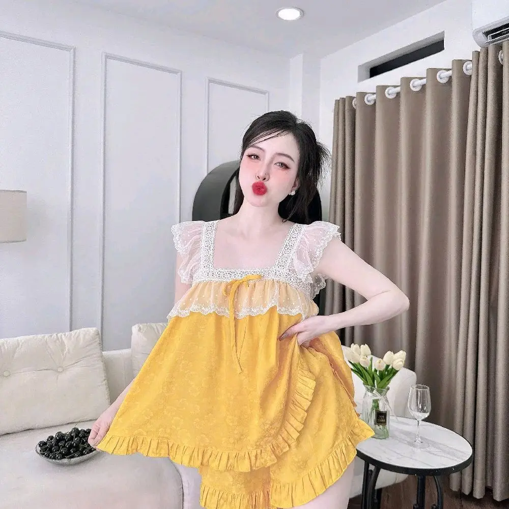 Áo phối ren to tay cánh tiên, phối dây cột nơ trước ngực siêu xinh, fom quần dài ống suông có túi siêu sâu! Ren cao cấp siêu mềm mịn ko gây ngứa khó chịu! Lưng có chun co giản dễ mặt Chất liệu gấm 2 da cao cấp Fom 40-70kg