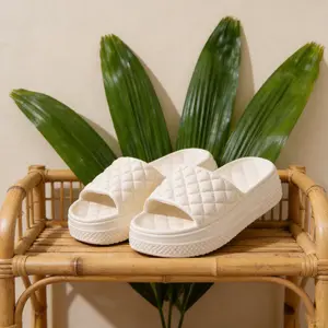 Sandal Wanita Musim Panas Rumah Tangga Kamar Mandi Luar Ruangan Seret Mandi Pasangan Gaya Dasar Lembut Diam Pria Sandal Busa Dasar Sepatu Pantai Karet Tebal Motif Kelapa Shoes
