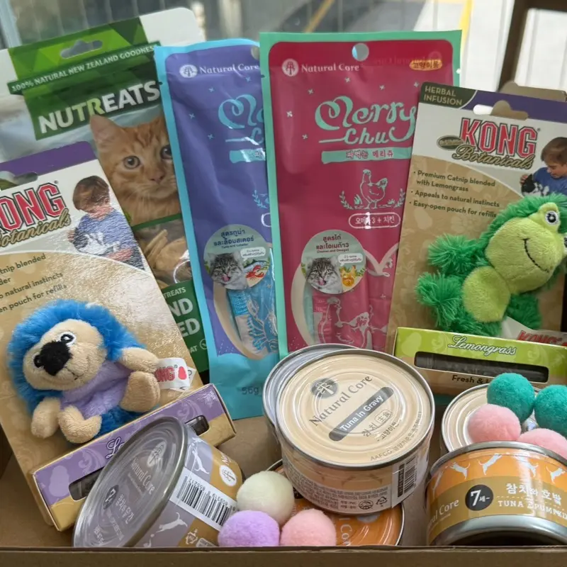 Jumbo MāoBox - Gift box for cats with treats, toys, food and goodies!