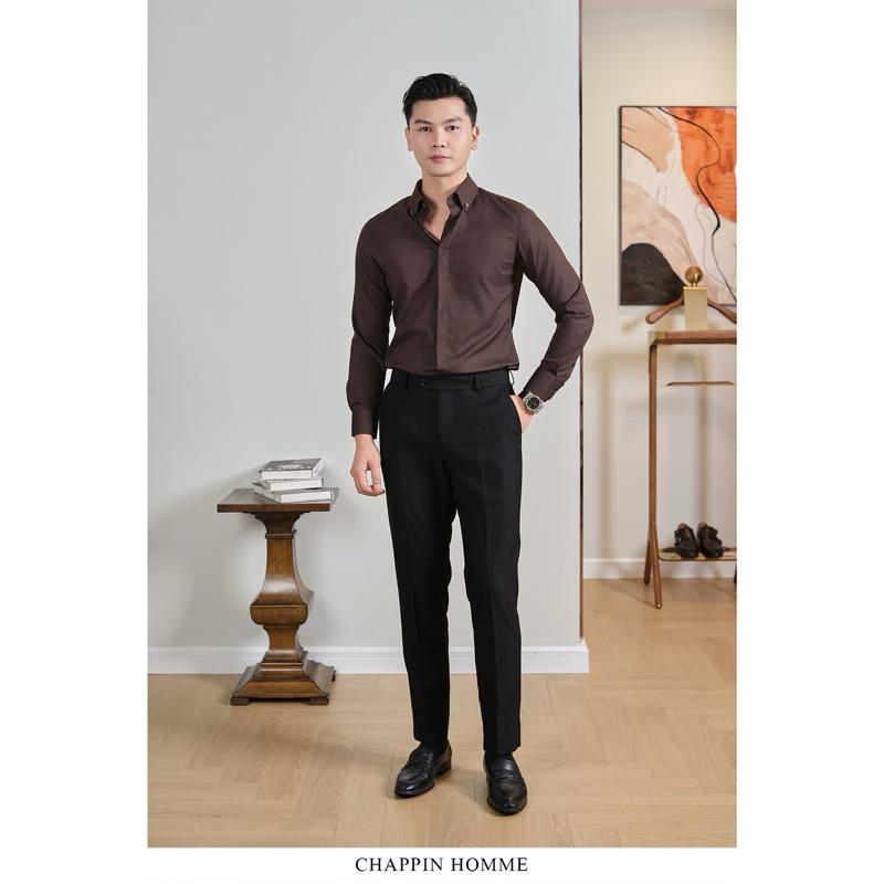 Áo sơ mi 443 Nâu Chocolate by Chappin cổ vuông button down form regular fit chất liệu bamboo pha cotton cao cấp thoáng mát thấm hút mồ hạn chế nhăn tốt.