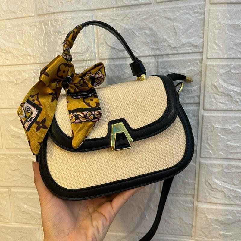 mẫu mới Túi xách nữ đeo chéo đeo vai kèm khăn lụa quấn tay cầm cực xinh. Size 20. Bag da