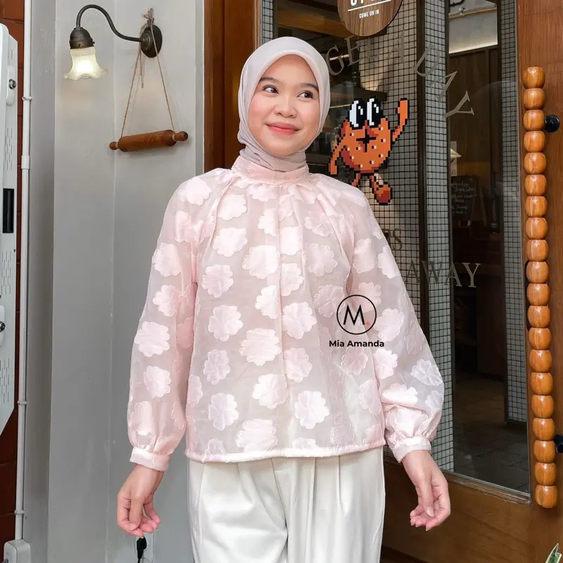 Nola Bloom (exclusive)