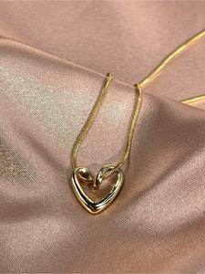 Collar con colgante de corazón de acero inoxidable para mujer, diseño vintage simple, joyería de moda para uso diario para mujeres