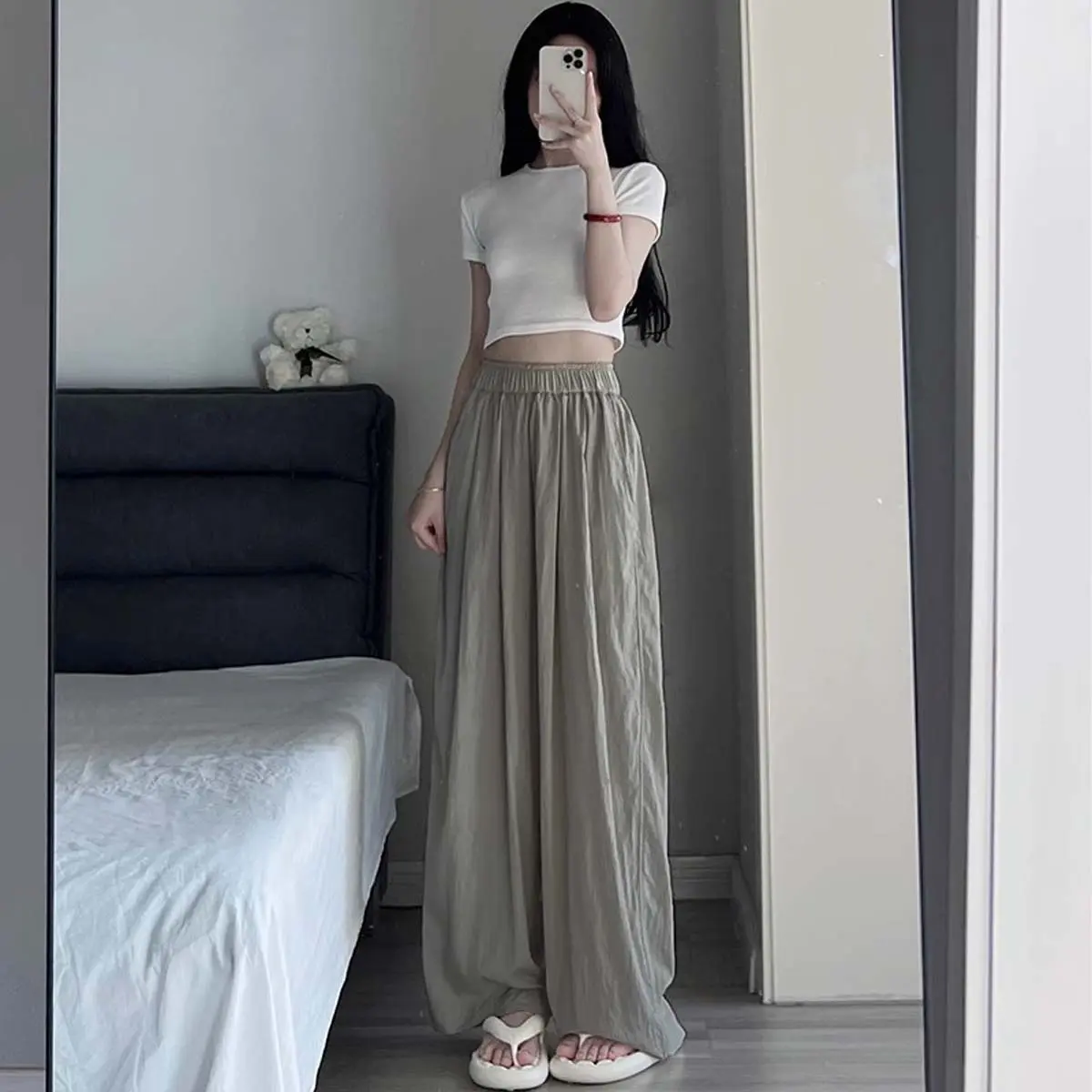 Quần ống rộng dành cho nữ dành cho mùa hè, được làm bằng chất liệu lụa lạnh mỏng với khả năng chống nắng, cạp cao với kết cấu xếp ly và vừa vặn cho vẻ ngoài giản dị và thoải mái