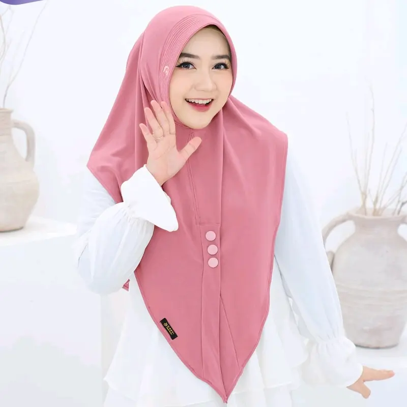 Nelaa Daffi hijab Variasi Kancing dengan warna senada 6