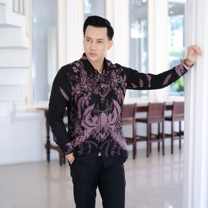 Kemeja batik solo premium slimfit lapis furing kombinasi warna ungu taro hitam bahan katun halus Pria 7