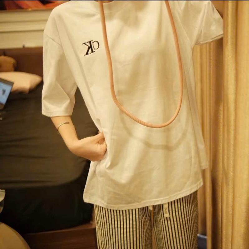 ( NVC03 STUDIO ) Áo phông hoạ tiết chữ thêu - dập nổi siêu net chất cotton 2C định lượng 250 dày dặn đứng from chuẩn mẫu AC19