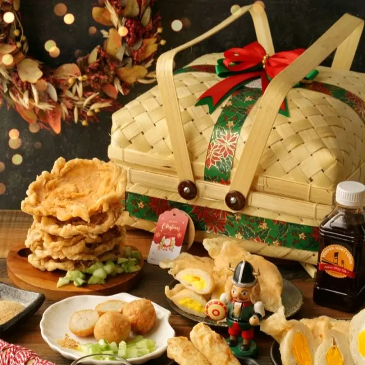 Wadah makanan dari anyaman bambu model besek sokase ukuran 20 x 20 cm pakai gagang
