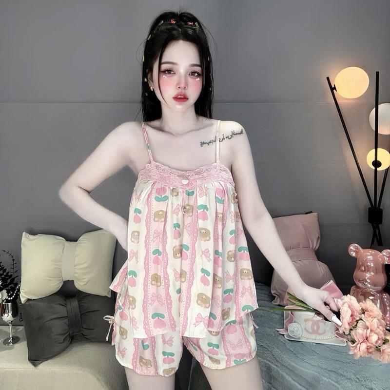 Bigsize (60Kg - 85Kg) Bộ Ngủ Nữ Vải Lụa Latin Hoạ Tiết Có Bo Thun Mềm Sau Lưng, Áo Phối Ren Mềm Nút Bọc Có Tăng Đưa, Quần Xẻ Đùi Có Túi Dành Cho Nữ Women