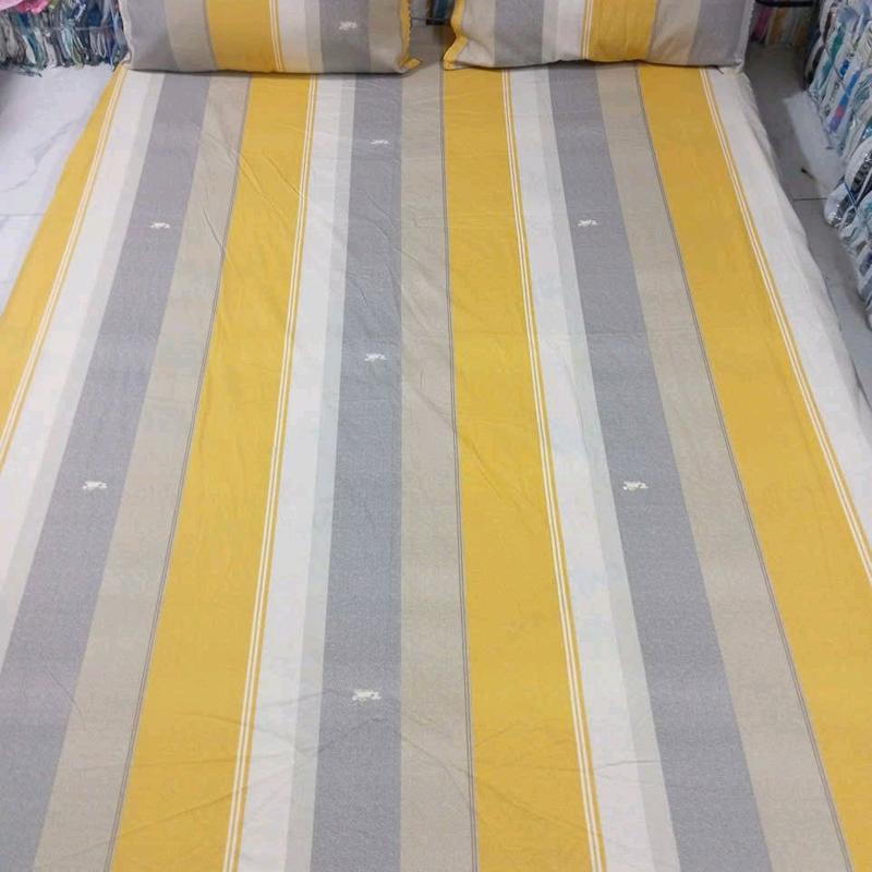  bộ ga cotton Thắng lợi sọc  vàng  4 món  gồm 2 vỏ gối nằm 50x70 lót Gòn  40x60 ghi chú  +1 áo ôm+1 ga bo chun chân nệm 5P 10P 15p  cotton thoáng mát ko xù lông ra màu 
