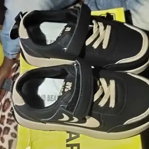 EXCLUSIVE SHOESOLE 2208 Sepatu Sekolah Anak Dengan Fashion Sneakers bahan Strap Velcro Kulit Sintes Premium, Kualitas Nyaman Lentur Ringan Desain Ergonomis untuk Aktivitas Aktif Si Kecil! warna All black, Black, Khaki, Pink dengan ze 26-37