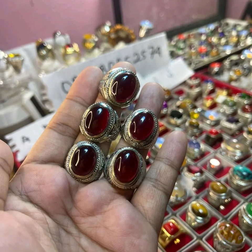 siap pakai cincin dengan warna yang menarik dan terlihat menarik saat dipakai