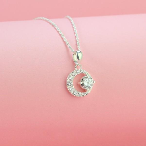 DÂY CHUYỀN MẶT HÌNH BÁN NGUYỆT ĐÍNH DÁ SANG TRỌNG VỚI CHẤT LIỆU CAO CẤP VÀ THIẾT KẾ TƯƠI MỚI