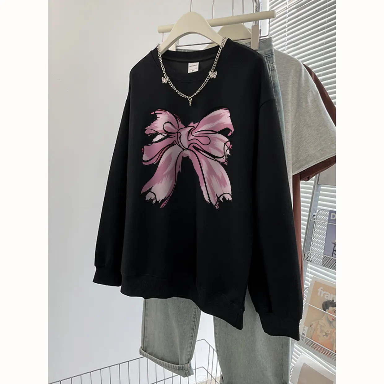 I0213 The Monseur Gallery Sweater Oversize Cetakan surat retro Amerika | Cetakan kartun monster kecil retro Amerika | Sweater Hitam