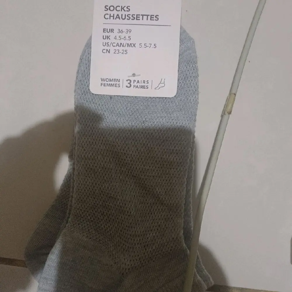 kaos kaki warna abu  ori miniso