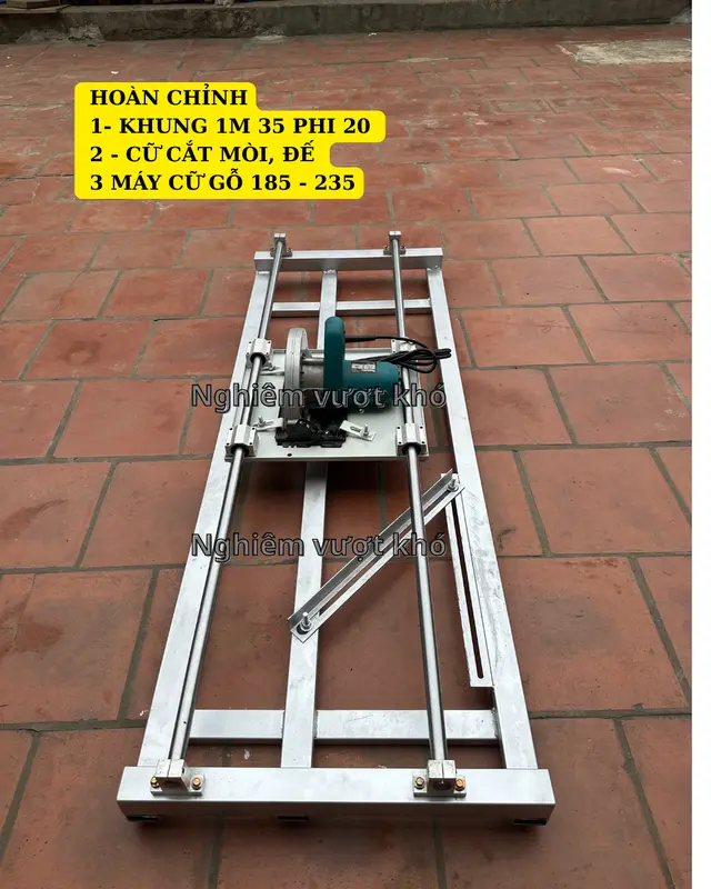Khung trượt máy cắt cầm tay Nghiêm Vượt Khó bằng inox, lắp được nhiều máy cắt đến từ nhiều thương hiệu khác nhau mặt bàn lớn 33x36 cm ( lưu giá này chỉ có khung gồm 2 thanh trượt đăc mạ rom, 4 ổ bi, 4 gối đỡ 1 mặt trượt 33x36 ốc vít phụ kiện đi kèm ) 3