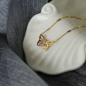 K276 Kalung Titanium wanita Liontin Kupu-kupu Zircon Elegant Lapis Emas 18KGP