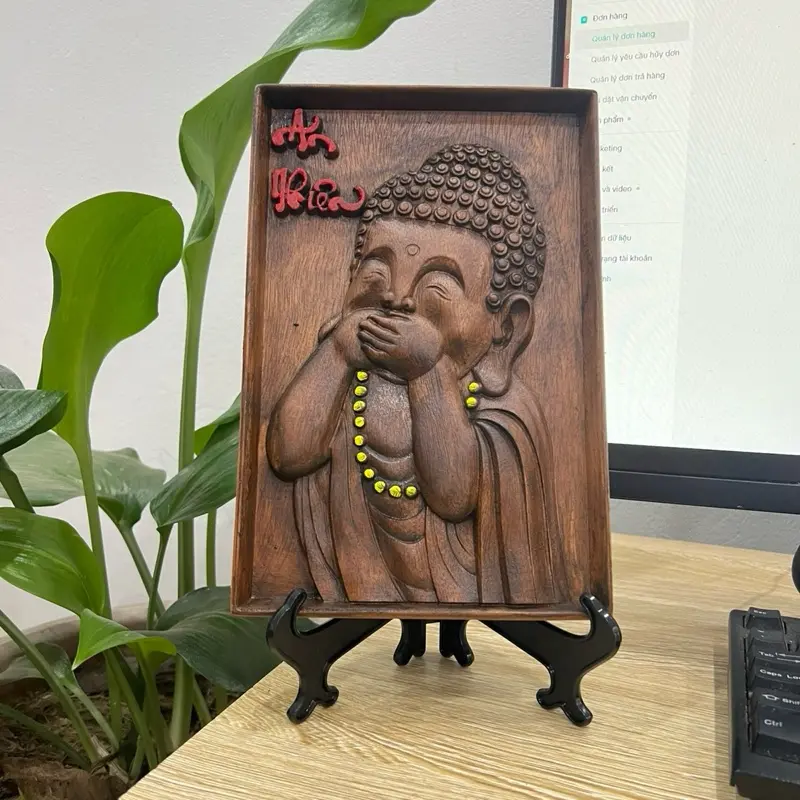 Chú tiểu mỉm cười .kt 18x27cm ( tặng kèm chân đế nhựa ) decor tranh trí phòng trà , bàn làm việc , bàn học …