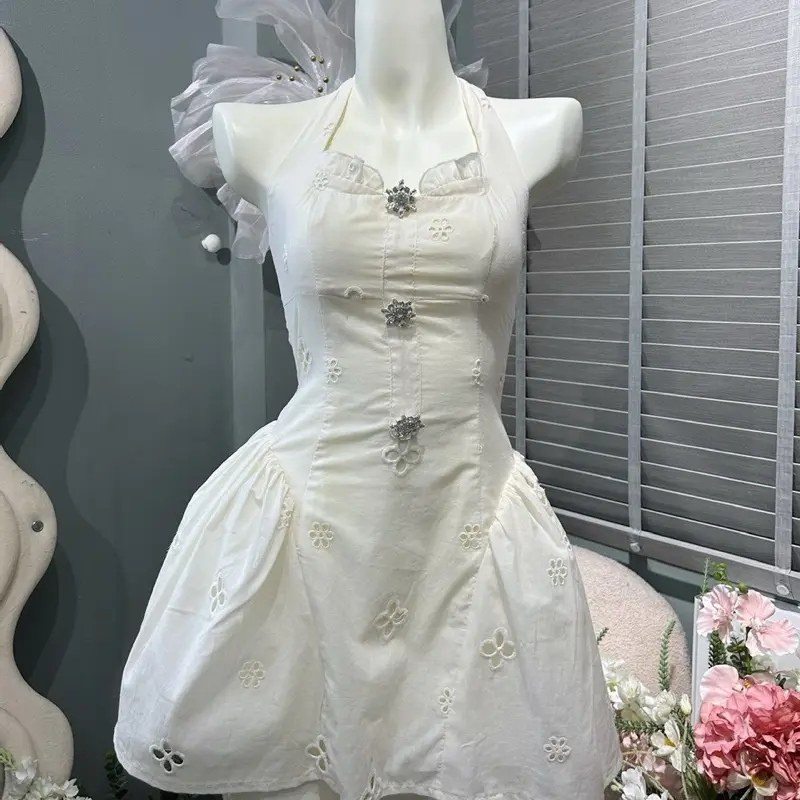 Đầm xô thêu hoa cổ yếm kèm 3 đá