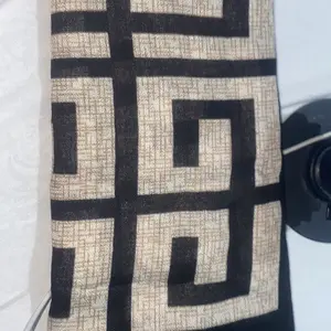 Syal Scarf Fashion Gaya Korea Imitasi Wol – Bahan imitasi wol tebal musim dingin, desain ins style anyaman rapat, bisa jadi selendang, hijab, cape, hangat mudah padukan, cocok kantor & kasual