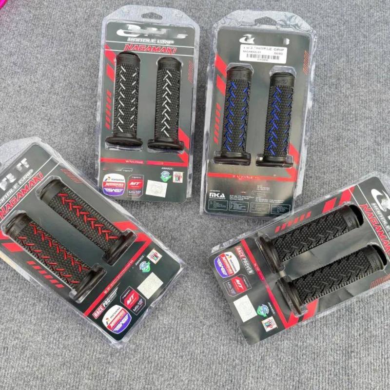 Bao tay mẫu NAGAMAKI giá 1 cặp xe máy chuẩn đường đua GP gắn được nhiều loại tay lái xe máy,Xe máy tiêu chuẩn Có thể kết nối với nhiều loại ghi đông Chất liệu cao su hiệu suất cao Kích thước 22 24 Phù hợp với nhiều dòng xe máy Đen Đỏ