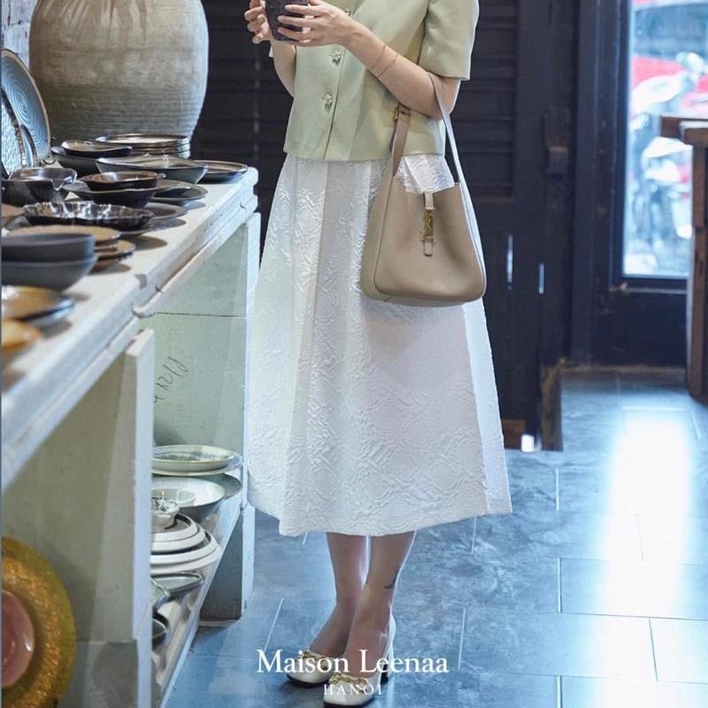 CHÂN VÁY HOA HỒNG - MAISON LEENAA, màu đen, be, trắng chất liệu tafta xốp, có đai lưng dài thắt nơ