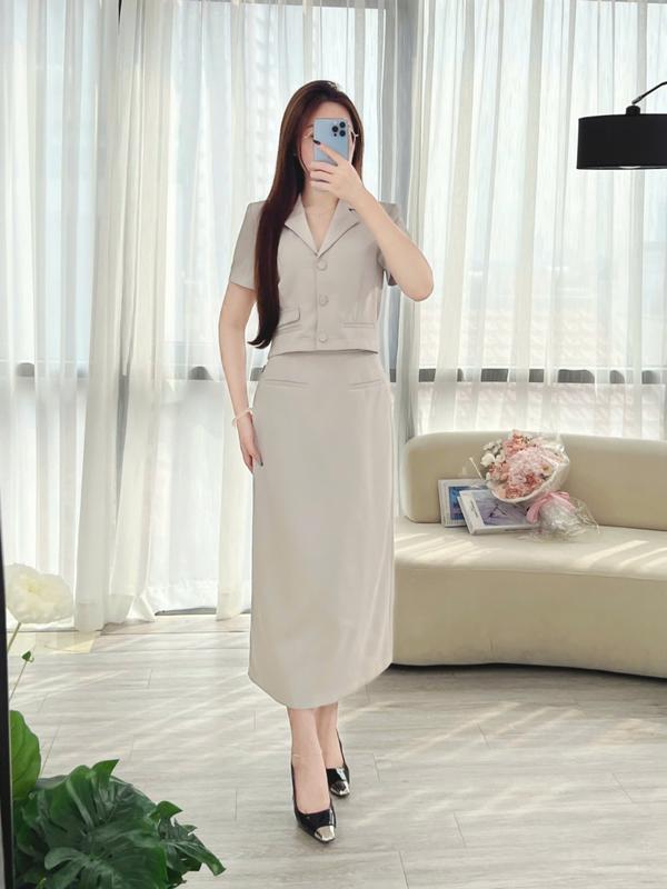 Bộ Đồ Nữ CCHAT Áo Dáng Suông Cổ Ve Lật Chân Váy Suông Ly Chiết Trang Trí Túi Chất Tuytsi 24BNS2002ST